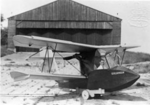 The Scheldemeeuw in front of the de Schelde works at Veere. The person in the cockpit is De Schelde tecnician Jenssen. The short floats on the lower wingtip were later extended. Note the embedded De Schelde company logo on this picture!