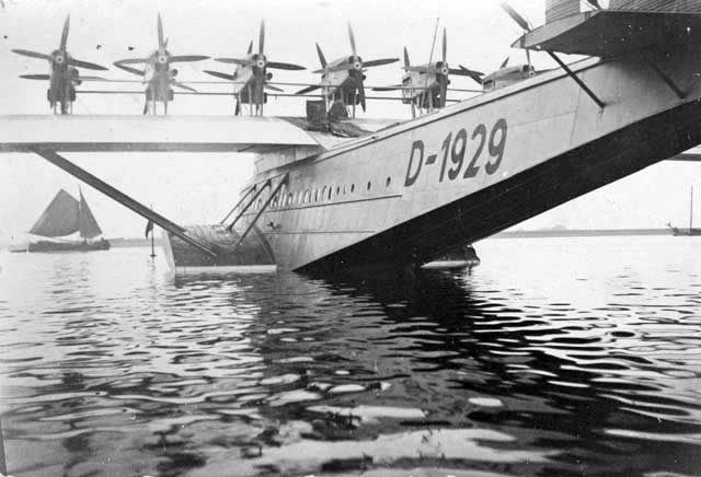 A rare and never published private shot of the Do-X with a Dutch fishing boat sailing on the background during its visit on 5 and 6 November at Amsterdam-Schellingwoude