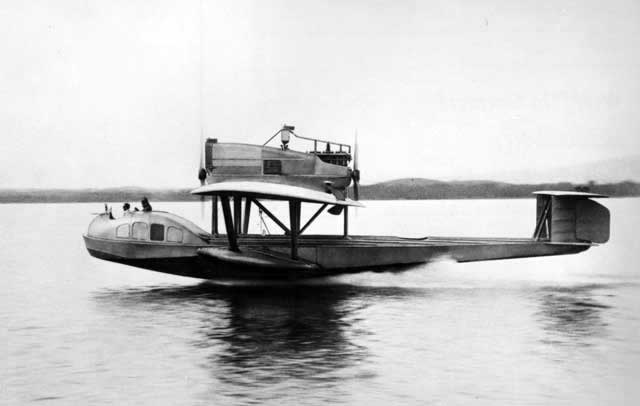 The GS-1 already showed many features of the later Dornier Wal. On this original Dornier works picture we see the GS-1 moments before lift-off.