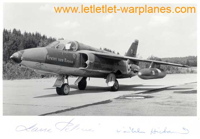This Finnish Gnat carried the name 'Kreivi von Rosen'. The photo is signed by the pilots who flew it! Photo: Klaus Niska via Göran Bruun